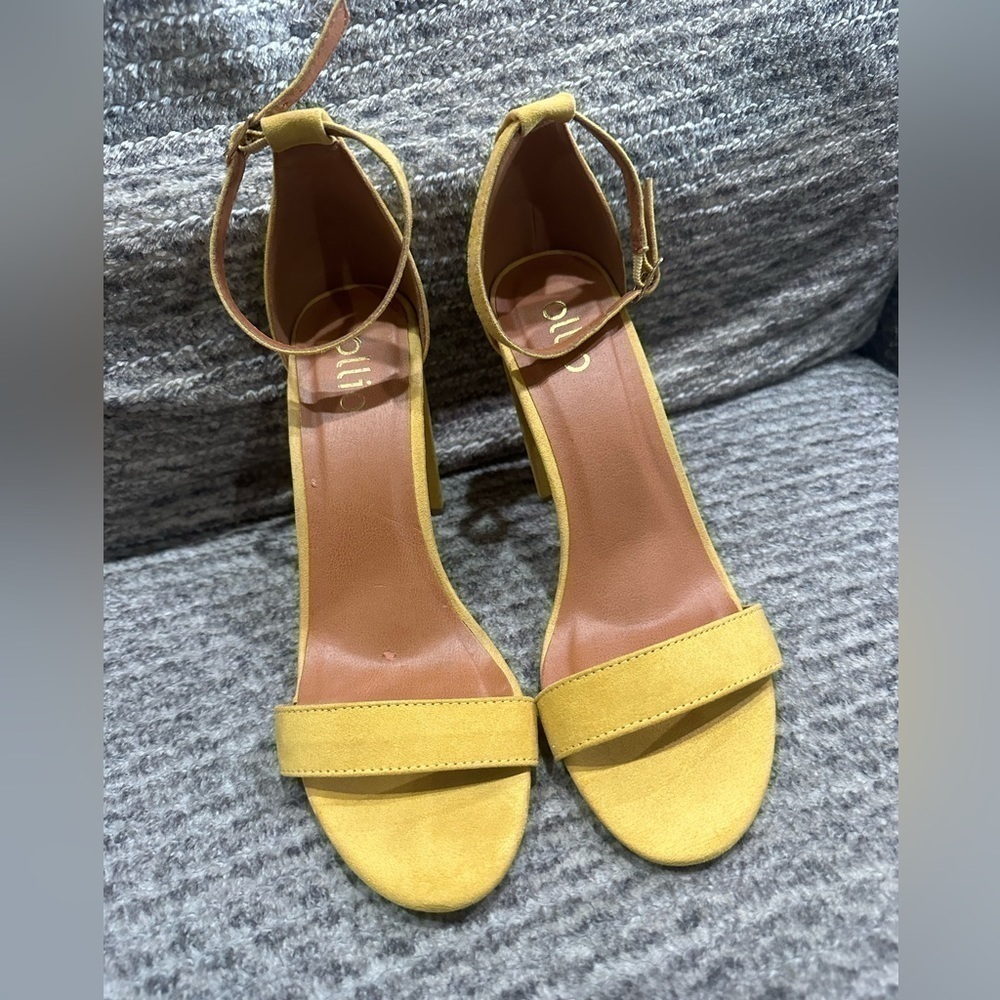 Women’s Ollio yellow/gold faux suede chunky heels with ankle strap!